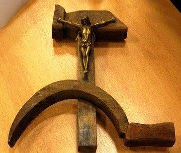 La Cruz con la hoz y el martillo, réplica de una talla del sacerdote jesuita Luis Espinal, asesinado por la dictadura boliviana, que el Papa lleva consigo, después de su visita a Bolivia